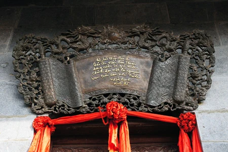 Tháp Báo Ân được xây dựng theo mẫu thiết kế của các kiến trúc sư Việt Nam nổi tiếng và có tham khảo ý kiến của kiến trúc sư Nhật Bản. Tháp được xây dựng trên nguyên tắc kiến trúc truyền thống Phật giáo Việt Nam, với nét đặc thù là được thiết trí theo hình Tháp Bát giác (theo giáo lý Bát Chính Đạo). Cửa tháp mở ra theo 4 phương: Đông, Tây, Nam, Bắc. Bên trong Tháp tôn trí 104 tượng Đức Phật Thích Ca Mâu Ni bằng đồng ngồi trên bệ đá, nhằm thể hiện trọn vẹn tinh thần bình đẳng trong giáo pháp của Người. Những pho tượng Phật trong tháp được kiến tạo theo 3 dạng kết cấu khác nhau, với chiều cao và trọng lượng tỉ lệ với các tầng của tháp. Tầng 1 của tháp còn tôn trí 4 tượng Tứ trấn Thiên Vương (Đông phương: Trì Quốc Thiên Vương; Nam phương: Tăng Trưởng Thiên Vương; Tây phương: Quảng Mục Thiên Vương; Bắc phương: Đa Văn Thiên Vương). Các bức tượng được tạc bằng đá, cao 3,5m. Trên 8 cửa ở tầng 1 của tháp Báo Ân có treo 8 pho sách (cuốn thư) được đúc bằng đồng, mỗi cuốn nặng 250 kg, có chạm nổi các thi phẩm – thiền kệ của các bậc cao tăng Việt Nam đương đại. Toàn bộ tầng 1 của tháp được ốp bằng đá Thanh Hóa, từ sàn, tường đến lan can, đặc biệt là những hàng cột đá cao 7m được thực hiện bởi nhóm thợ đá giỏi của huyện Ý Yên – Nam Định. Bên cạnh tháp là 18 pho tượng La Hán ngồi thẳng hàng, mỗi tượng đều thể hiện đầy đủ sắc thái, cảm xúc khác nhau về những nỗi đau, sự khổ ải đè nặng lên kiếp sống hàng ngày của chúng sinh đang trầm luân trong luân hồi sinh tử. Tháp Báo Ân nhìn từ vườn chùa, hiện còn 6 ngôi tháp thờ chư vị tổ sư và giác linh, trong đó có những ngôi tháp cổ: Linh Quang thờ Thiền Sư Tính Tuyên; Từ Quang thờ thiền sư Chiếu Sửu – Trí Điển. Tháp Báo Ân nhìn từ Quan Âm viên, nơi tôn trí bởi 45 pho tượng khác nhau gồm chính thân, 32 hóa thân theo phẩm Phổ Môn trong kinh Diệu Pháp Liên Hoa và 12 đại nguyện của Đức Quán Thế Âm Bồ Tát. Những pho tượng này nhằm nói lên tinh thần cứu khổ, ban vui của Bồ Tát Quán Thế Âm cho tất cả chúng sinh trong thế giới. Tháp Báo Ân nhìn từ tháp chuông chùa Bằng A, nơi còn lưu giữ Đại hồng chung (chuông chiêu mộ) được đúc năm 1837. Đây là quả chuông to nhất vùng thời đó, được nhân dân ca ngợi qua câu: “Chuông Bằng, trống Lủ, mõ Đình Công, cồng làng Sét”. Trong khuôn viên chùa Bằng A còn có một hồ nước hình vuông, giữa hồ tôn trí tượng Đức Quán Thế Âm Bồ Tát hướng vế phía tháp Báo Ân. Tháp Báo Ân hiện giữ 2 kỷ lục ở Việt Nam: kỷ lục tháp Phật giáo cao nhất Việt Nam và tháp có nhiều tượng Phật bằng đồng nhất Việt Nam. Đại bảo tháp Báo Ân đã trở thành một điểm đến tâm linh đầy ý nghĩa trong những ngày đầu năm Tân Mão đối với nhiều Phật tử trong và ngoài Hà Nội.