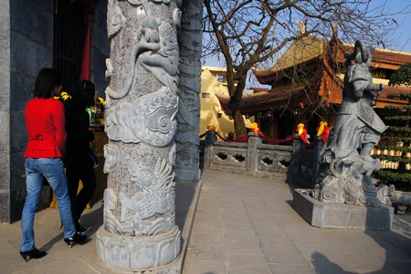 Tháp Báo Ân được xây dựng theo mẫu thiết kế của các kiến trúc sư Việt Nam nổi tiếng và có tham khảo ý kiến của kiến trúc sư Nhật Bản. Tháp được xây dựng trên nguyên tắc kiến trúc truyền thống Phật giáo Việt Nam, với nét đặc thù là được thiết trí theo hình Tháp Bát giác (theo giáo lý Bát Chính Đạo). Cửa tháp mở ra theo 4 phương: Đông, Tây, Nam, Bắc. Bên trong Tháp tôn trí 104 tượng Đức Phật Thích Ca Mâu Ni bằng đồng ngồi trên bệ đá, nhằm thể hiện trọn vẹn tinh thần bình đẳng trong giáo pháp của Người. Những pho tượng Phật trong tháp được kiến tạo theo 3 dạng kết cấu khác nhau, với chiều cao và trọng lượng tỉ lệ với các tầng của tháp. Tầng 1 của tháp còn tôn trí 4 tượng Tứ trấn Thiên Vương (Đông phương: Trì Quốc Thiên Vương; Nam phương: Tăng Trưởng Thiên Vương; Tây phương: Quảng Mục Thiên Vương; Bắc phương: Đa Văn Thiên Vương). Các bức tượng được tạc bằng đá, cao 3,5m. Trên 8 cửa ở tầng 1 của tháp Báo Ân có treo 8 pho sách (cuốn thư) được đúc bằng đồng, mỗi cuốn nặng 250 kg, có chạm nổi các thi phẩm – thiền kệ của các bậc cao tăng Việt Nam đương đại. Toàn bộ tầng 1 của tháp được ốp bằng đá Thanh Hóa, từ sàn, tường đến lan can, đặc biệt là những hàng cột đá cao 7m được thực hiện bởi nhóm thợ đá giỏi của huyện Ý Yên – Nam Định. Bên cạnh tháp là 18 pho tượng La Hán ngồi thẳng hàng, mỗi tượng đều thể hiện đầy đủ sắc thái, cảm xúc khác nhau về những nỗi đau, sự khổ ải đè nặng lên kiếp sống hàng ngày của chúng sinh đang trầm luân trong luân hồi sinh tử. Tháp Báo Ân nhìn từ vườn chùa, hiện còn 6 ngôi tháp thờ chư vị tổ sư và giác linh, trong đó có những ngôi tháp cổ: Linh Quang thờ Thiền Sư Tính Tuyên; Từ Quang thờ thiền sư Chiếu Sửu – Trí Điển. Tháp Báo Ân nhìn từ Quan Âm viên, nơi tôn trí bởi 45 pho tượng khác nhau gồm chính thân, 32 hóa thân theo phẩm Phổ Môn trong kinh Diệu Pháp Liên Hoa và 12 đại nguyện của Đức Quán Thế Âm Bồ Tát. Những pho tượng này nhằm nói lên tinh thần cứu khổ, ban vui của Bồ Tát Quán Thế Âm cho tất cả chúng sinh trong thế giới. Tháp Báo Ân nhìn từ tháp chuông chùa Bằng A, nơi còn lưu giữ Đại hồng chung (chuông chiêu mộ) được đúc năm 1837. Đây là quả chuông to nhất vùng thời đó, được nhân dân ca ngợi qua câu: “Chuông Bằng, trống Lủ, mõ Đình Công, cồng làng Sét”. Trong khuôn viên chùa Bằng A còn có một hồ nước hình vuông, giữa hồ tôn trí tượng Đức Quán Thế Âm Bồ Tát hướng vế phía tháp Báo Ân. Tháp Báo Ân hiện giữ 2 kỷ lục ở Việt Nam: kỷ lục tháp Phật giáo cao nhất Việt Nam và tháp có nhiều tượng Phật bằng đồng nhất Việt Nam. Đại bảo tháp Báo Ân đã trở thành một điểm đến tâm linh đầy ý nghĩa trong những ngày đầu năm Tân Mão đối với nhiều Phật tử trong và ngoài Hà Nội.