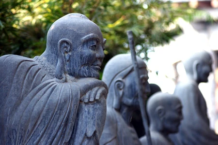 Tháp Báo Ân được xây dựng theo mẫu thiết kế của các kiến trúc sư Việt Nam nổi tiếng và có tham khảo ý kiến của kiến trúc sư Nhật Bản. Tháp được xây dựng trên nguyên tắc kiến trúc truyền thống Phật giáo Việt Nam, với nét đặc thù là được thiết trí theo hình Tháp Bát giác (theo giáo lý Bát Chính Đạo). Cửa tháp mở ra theo 4 phương: Đông, Tây, Nam, Bắc. Bên trong Tháp tôn trí 104 tượng Đức Phật Thích Ca Mâu Ni bằng đồng ngồi trên bệ đá, nhằm thể hiện trọn vẹn tinh thần bình đẳng trong giáo pháp của Người. Những pho tượng Phật trong tháp được kiến tạo theo 3 dạng kết cấu khác nhau, với chiều cao và trọng lượng tỉ lệ với các tầng của tháp. Tầng 1 của tháp còn tôn trí 4 tượng Tứ trấn Thiên Vương (Đông phương: Trì Quốc Thiên Vương; Nam phương: Tăng Trưởng Thiên Vương; Tây phương: Quảng Mục Thiên Vương; Bắc phương: Đa Văn Thiên Vương). Các bức tượng được tạc bằng đá, cao 3,5m. Trên 8 cửa ở tầng 1 của tháp Báo Ân có treo 8 pho sách (cuốn thư) được đúc bằng đồng, mỗi cuốn nặng 250 kg, có chạm nổi các thi phẩm – thiền kệ của các bậc cao tăng Việt Nam đương đại. Toàn bộ tầng 1 của tháp được ốp bằng đá Thanh Hóa, từ sàn, tường đến lan can, đặc biệt là những hàng cột đá cao 7m được thực hiện bởi nhóm thợ đá giỏi của huyện Ý Yên – Nam Định. Bên cạnh tháp là 18 pho tượng La Hán ngồi thẳng hàng, mỗi tượng đều thể hiện đầy đủ sắc thái, cảm xúc khác nhau về những nỗi đau, sự khổ ải đè nặng lên kiếp sống hàng ngày của chúng sinh đang trầm luân trong luân hồi sinh tử. Tháp Báo Ân nhìn từ vườn chùa, hiện còn 6 ngôi tháp thờ chư vị tổ sư và giác linh, trong đó có những ngôi tháp cổ: Linh Quang thờ Thiền Sư Tính Tuyên; Từ Quang thờ thiền sư Chiếu Sửu – Trí Điển. Tháp Báo Ân nhìn từ Quan Âm viên, nơi tôn trí bởi 45 pho tượng khác nhau gồm chính thân, 32 hóa thân theo phẩm Phổ Môn trong kinh Diệu Pháp Liên Hoa và 12 đại nguyện của Đức Quán Thế Âm Bồ Tát. Những pho tượng này nhằm nói lên tinh thần cứu khổ, ban vui của Bồ Tát Quán Thế Âm cho tất cả chúng sinh trong thế giới. Tháp Báo Ân nhìn từ tháp chuông chùa Bằng A, nơi còn lưu giữ Đại hồng chung (chuông chiêu mộ) được đúc năm 1837. Đây là quả chuông to nhất vùng thời đó, được nhân dân ca ngợi qua câu: “Chuông Bằng, trống Lủ, mõ Đình Công, cồng làng Sét”. Trong khuôn viên chùa Bằng A còn có một hồ nước hình vuông, giữa hồ tôn trí tượng Đức Quán Thế Âm Bồ Tát hướng vế phía tháp Báo Ân. Tháp Báo Ân hiện giữ 2 kỷ lục ở Việt Nam: kỷ lục tháp Phật giáo cao nhất Việt Nam và tháp có nhiều tượng Phật bằng đồng nhất Việt Nam. Đại bảo tháp Báo Ân đã trở thành một điểm đến tâm linh đầy ý nghĩa trong những ngày đầu năm Tân Mão đối với nhiều Phật tử trong và ngoài Hà Nội.