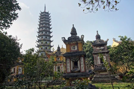 Tháp Báo Ân được xây dựng theo mẫu thiết kế của các kiến trúc sư Việt Nam nổi tiếng và có tham khảo ý kiến của kiến trúc sư Nhật Bản. Tháp được xây dựng trên nguyên tắc kiến trúc truyền thống Phật giáo Việt Nam, với nét đặc thù là được thiết trí theo hình Tháp Bát giác (theo giáo lý Bát Chính Đạo). Cửa tháp mở ra theo 4 phương: Đông, Tây, Nam, Bắc. Bên trong Tháp tôn trí 104 tượng Đức Phật Thích Ca Mâu Ni bằng đồng ngồi trên bệ đá, nhằm thể hiện trọn vẹn tinh thần bình đẳng trong giáo pháp của Người. Những pho tượng Phật trong tháp được kiến tạo theo 3 dạng kết cấu khác nhau, với chiều cao và trọng lượng tỉ lệ với các tầng của tháp. Tầng 1 của tháp còn tôn trí 4 tượng Tứ trấn Thiên Vương (Đông phương: Trì Quốc Thiên Vương; Nam phương: Tăng Trưởng Thiên Vương; Tây phương: Quảng Mục Thiên Vương; Bắc phương: Đa Văn Thiên Vương). Các bức tượng được tạc bằng đá, cao 3,5m. Trên 8 cửa ở tầng 1 của tháp Báo Ân có treo 8 pho sách (cuốn thư) được đúc bằng đồng, mỗi cuốn nặng 250 kg, có chạm nổi các thi phẩm – thiền kệ của các bậc cao tăng Việt Nam đương đại. Toàn bộ tầng 1 của tháp được ốp bằng đá Thanh Hóa, từ sàn, tường đến lan can, đặc biệt là những hàng cột đá cao 7m được thực hiện bởi nhóm thợ đá giỏi của huyện Ý Yên – Nam Định. Bên cạnh tháp là 18 pho tượng La Hán ngồi thẳng hàng, mỗi tượng đều thể hiện đầy đủ sắc thái, cảm xúc khác nhau về những nỗi đau, sự khổ ải đè nặng lên kiếp sống hàng ngày của chúng sinh đang trầm luân trong luân hồi sinh tử. Tháp Báo Ân nhìn từ vườn chùa, hiện còn 6 ngôi tháp thờ chư vị tổ sư và giác linh, trong đó có những ngôi tháp cổ: Linh Quang thờ Thiền Sư Tính Tuyên; Từ Quang thờ thiền sư Chiếu Sửu – Trí Điển. Tháp Báo Ân nhìn từ Quan Âm viên, nơi tôn trí bởi 45 pho tượng khác nhau gồm chính thân, 32 hóa thân theo phẩm Phổ Môn trong kinh Diệu Pháp Liên Hoa và 12 đại nguyện của Đức Quán Thế Âm Bồ Tát. Những pho tượng này nhằm nói lên tinh thần cứu khổ, ban vui của Bồ Tát Quán Thế Âm cho tất cả chúng sinh trong thế giới. Tháp Báo Ân nhìn từ tháp chuông chùa Bằng A, nơi còn lưu giữ Đại hồng chung (chuông chiêu mộ) được đúc năm 1837. Đây là quả chuông to nhất vùng thời đó, được nhân dân ca ngợi qua câu: “Chuông Bằng, trống Lủ, mõ Đình Công, cồng làng Sét”. Trong khuôn viên chùa Bằng A còn có một hồ nước hình vuông, giữa hồ tôn trí tượng Đức Quán Thế Âm Bồ Tát hướng vế phía tháp Báo Ân. Tháp Báo Ân hiện giữ 2 kỷ lục ở Việt Nam: kỷ lục tháp Phật giáo cao nhất Việt Nam và tháp có nhiều tượng Phật bằng đồng nhất Việt Nam. Đại bảo tháp Báo Ân đã trở thành một điểm đến tâm linh đầy ý nghĩa trong những ngày đầu năm Tân Mão đối với nhiều Phật tử trong và ngoài Hà Nội.