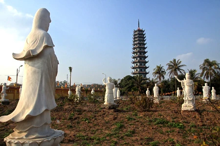 Tháp Báo Ân được xây dựng theo mẫu thiết kế của các kiến trúc sư Việt Nam nổi tiếng và có tham khảo ý kiến của kiến trúc sư Nhật Bản. Tháp được xây dựng trên nguyên tắc kiến trúc truyền thống Phật giáo Việt Nam, với nét đặc thù là được thiết trí theo hình Tháp Bát giác (theo giáo lý Bát Chính Đạo). Cửa tháp mở ra theo 4 phương: Đông, Tây, Nam, Bắc. Bên trong Tháp tôn trí 104 tượng Đức Phật Thích Ca Mâu Ni bằng đồng ngồi trên bệ đá, nhằm thể hiện trọn vẹn tinh thần bình đẳng trong giáo pháp của Người. Những pho tượng Phật trong tháp được kiến tạo theo 3 dạng kết cấu khác nhau, với chiều cao và trọng lượng tỉ lệ với các tầng của tháp. Tầng 1 của tháp còn tôn trí 4 tượng Tứ trấn Thiên Vương (Đông phương: Trì Quốc Thiên Vương; Nam phương: Tăng Trưởng Thiên Vương; Tây phương: Quảng Mục Thiên Vương; Bắc phương: Đa Văn Thiên Vương). Các bức tượng được tạc bằng đá, cao 3,5m. Trên 8 cửa ở tầng 1 của tháp Báo Ân có treo 8 pho sách (cuốn thư) được đúc bằng đồng, mỗi cuốn nặng 250 kg, có chạm nổi các thi phẩm – thiền kệ của các bậc cao tăng Việt Nam đương đại. Toàn bộ tầng 1 của tháp được ốp bằng đá Thanh Hóa, từ sàn, tường đến lan can, đặc biệt là những hàng cột đá cao 7m được thực hiện bởi nhóm thợ đá giỏi của huyện Ý Yên – Nam Định. Bên cạnh tháp là 18 pho tượng La Hán ngồi thẳng hàng, mỗi tượng đều thể hiện đầy đủ sắc thái, cảm xúc khác nhau về những nỗi đau, sự khổ ải đè nặng lên kiếp sống hàng ngày của chúng sinh đang trầm luân trong luân hồi sinh tử. Tháp Báo Ân nhìn từ vườn chùa, hiện còn 6 ngôi tháp thờ chư vị tổ sư và giác linh, trong đó có những ngôi tháp cổ: Linh Quang thờ Thiền Sư Tính Tuyên; Từ Quang thờ thiền sư Chiếu Sửu – Trí Điển. Tháp Báo Ân nhìn từ Quan Âm viên, nơi tôn trí bởi 45 pho tượng khác nhau gồm chính thân, 32 hóa thân theo phẩm Phổ Môn trong kinh Diệu Pháp Liên Hoa và 12 đại nguyện của Đức Quán Thế Âm Bồ Tát. Những pho tượng này nhằm nói lên tinh thần cứu khổ, ban vui của Bồ Tát Quán Thế Âm cho tất cả chúng sinh trong thế giới. Tháp Báo Ân nhìn từ tháp chuông chùa Bằng A, nơi còn lưu giữ Đại hồng chung (chuông chiêu mộ) được đúc năm 1837. Đây là quả chuông to nhất vùng thời đó, được nhân dân ca ngợi qua câu: “Chuông Bằng, trống Lủ, mõ Đình Công, cồng làng Sét”. Trong khuôn viên chùa Bằng A còn có một hồ nước hình vuông, giữa hồ tôn trí tượng Đức Quán Thế Âm Bồ Tát hướng vế phía tháp Báo Ân. Tháp Báo Ân hiện giữ 2 kỷ lục ở Việt Nam: kỷ lục tháp Phật giáo cao nhất Việt Nam và tháp có nhiều tượng Phật bằng đồng nhất Việt Nam. Đại bảo tháp Báo Ân đã trở thành một điểm đến tâm linh đầy ý nghĩa trong những ngày đầu năm Tân Mão đối với nhiều Phật tử trong và ngoài Hà Nội.