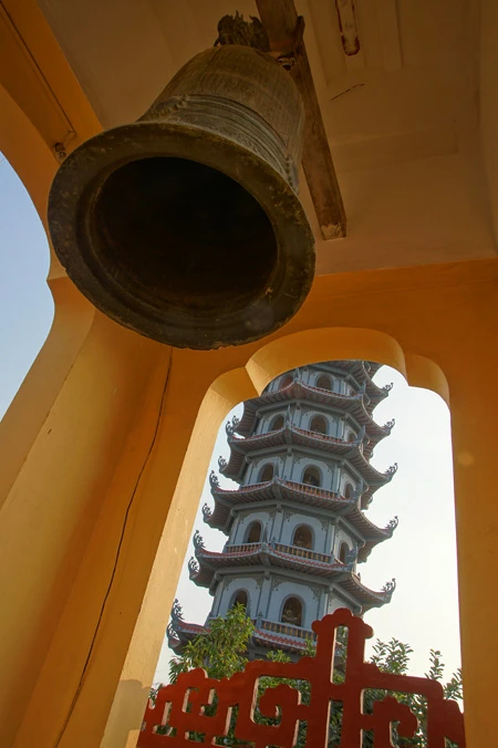 Tháp Báo Ân được xây dựng theo mẫu thiết kế của các kiến trúc sư Việt Nam nổi tiếng và có tham khảo ý kiến của kiến trúc sư Nhật Bản. Tháp được xây dựng trên nguyên tắc kiến trúc truyền thống Phật giáo Việt Nam, với nét đặc thù là được thiết trí theo hình Tháp Bát giác (theo giáo lý Bát Chính Đạo). Cửa tháp mở ra theo 4 phương: Đông, Tây, Nam, Bắc. Bên trong Tháp tôn trí 104 tượng Đức Phật Thích Ca Mâu Ni bằng đồng ngồi trên bệ đá, nhằm thể hiện trọn vẹn tinh thần bình đẳng trong giáo pháp của Người. Những pho tượng Phật trong tháp được kiến tạo theo 3 dạng kết cấu khác nhau, với chiều cao và trọng lượng tỉ lệ với các tầng của tháp. Tầng 1 của tháp còn tôn trí 4 tượng Tứ trấn Thiên Vương (Đông phương: Trì Quốc Thiên Vương; Nam phương: Tăng Trưởng Thiên Vương; Tây phương: Quảng Mục Thiên Vương; Bắc phương: Đa Văn Thiên Vương). Các bức tượng được tạc bằng đá, cao 3,5m. Trên 8 cửa ở tầng 1 của tháp Báo Ân có treo 8 pho sách (cuốn thư) được đúc bằng đồng, mỗi cuốn nặng 250 kg, có chạm nổi các thi phẩm – thiền kệ của các bậc cao tăng Việt Nam đương đại. Toàn bộ tầng 1 của tháp được ốp bằng đá Thanh Hóa, từ sàn, tường đến lan can, đặc biệt là những hàng cột đá cao 7m được thực hiện bởi nhóm thợ đá giỏi của huyện Ý Yên – Nam Định. Bên cạnh tháp là 18 pho tượng La Hán ngồi thẳng hàng, mỗi tượng đều thể hiện đầy đủ sắc thái, cảm xúc khác nhau về những nỗi đau, sự khổ ải đè nặng lên kiếp sống hàng ngày của chúng sinh đang trầm luân trong luân hồi sinh tử. Tháp Báo Ân nhìn từ vườn chùa, hiện còn 6 ngôi tháp thờ chư vị tổ sư và giác linh, trong đó có những ngôi tháp cổ: Linh Quang thờ Thiền Sư Tính Tuyên; Từ Quang thờ thiền sư Chiếu Sửu – Trí Điển. Tháp Báo Ân nhìn từ Quan Âm viên, nơi tôn trí bởi 45 pho tượng khác nhau gồm chính thân, 32 hóa thân theo phẩm Phổ Môn trong kinh Diệu Pháp Liên Hoa và 12 đại nguyện của Đức Quán Thế Âm Bồ Tát. Những pho tượng này nhằm nói lên tinh thần cứu khổ, ban vui của Bồ Tát Quán Thế Âm cho tất cả chúng sinh trong thế giới. Tháp Báo Ân nhìn từ tháp chuông chùa Bằng A, nơi còn lưu giữ Đại hồng chung (chuông chiêu mộ) được đúc năm 1837. Đây là quả chuông to nhất vùng thời đó, được nhân dân ca ngợi qua câu: “Chuông Bằng, trống Lủ, mõ Đình Công, cồng làng Sét”. Trong khuôn viên chùa Bằng A còn có một hồ nước hình vuông, giữa hồ tôn trí tượng Đức Quán Thế Âm Bồ Tát hướng vế phía tháp Báo Ân. Tháp Báo Ân hiện giữ 2 kỷ lục ở Việt Nam: kỷ lục tháp Phật giáo cao nhất Việt Nam và tháp có nhiều tượng Phật bằng đồng nhất Việt Nam. Đại bảo tháp Báo Ân đã trở thành một điểm đến tâm linh đầy ý nghĩa trong những ngày đầu năm Tân Mão đối với nhiều Phật tử trong và ngoài Hà Nội.