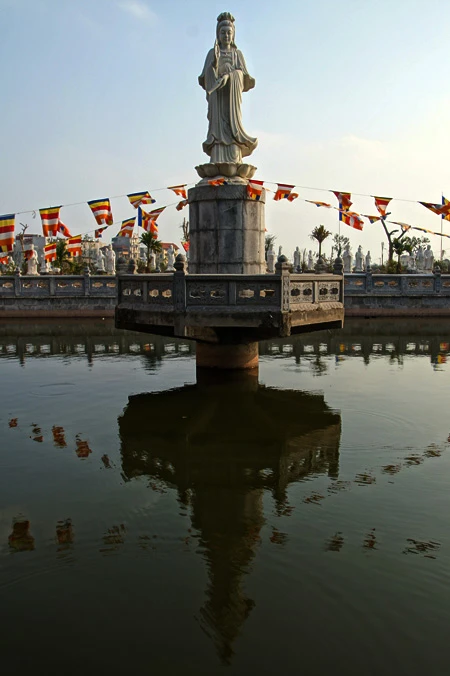 Tháp Báo Ân được xây dựng theo mẫu thiết kế của các kiến trúc sư Việt Nam nổi tiếng và có tham khảo ý kiến của kiến trúc sư Nhật Bản. Tháp được xây dựng trên nguyên tắc kiến trúc truyền thống Phật giáo Việt Nam, với nét đặc thù là được thiết trí theo hình Tháp Bát giác (theo giáo lý Bát Chính Đạo). Cửa tháp mở ra theo 4 phương: Đông, Tây, Nam, Bắc. Bên trong Tháp tôn trí 104 tượng Đức Phật Thích Ca Mâu Ni bằng đồng ngồi trên bệ đá, nhằm thể hiện trọn vẹn tinh thần bình đẳng trong giáo pháp của Người. Những pho tượng Phật trong tháp được kiến tạo theo 3 dạng kết cấu khác nhau, với chiều cao và trọng lượng tỉ lệ với các tầng của tháp. Tầng 1 của tháp còn tôn trí 4 tượng Tứ trấn Thiên Vương (Đông phương: Trì Quốc Thiên Vương; Nam phương: Tăng Trưởng Thiên Vương; Tây phương: Quảng Mục Thiên Vương; Bắc phương: Đa Văn Thiên Vương). Các bức tượng được tạc bằng đá, cao 3,5m. Trên 8 cửa ở tầng 1 của tháp Báo Ân có treo 8 pho sách (cuốn thư) được đúc bằng đồng, mỗi cuốn nặng 250 kg, có chạm nổi các thi phẩm – thiền kệ của các bậc cao tăng Việt Nam đương đại. Toàn bộ tầng 1 của tháp được ốp bằng đá Thanh Hóa, từ sàn, tường đến lan can, đặc biệt là những hàng cột đá cao 7m được thực hiện bởi nhóm thợ đá giỏi của huyện Ý Yên – Nam Định. Bên cạnh tháp là 18 pho tượng La Hán ngồi thẳng hàng, mỗi tượng đều thể hiện đầy đủ sắc thái, cảm xúc khác nhau về những nỗi đau, sự khổ ải đè nặng lên kiếp sống hàng ngày của chúng sinh đang trầm luân trong luân hồi sinh tử. Tháp Báo Ân nhìn từ vườn chùa, hiện còn 6 ngôi tháp thờ chư vị tổ sư và giác linh, trong đó có những ngôi tháp cổ: Linh Quang thờ Thiền Sư Tính Tuyên; Từ Quang thờ thiền sư Chiếu Sửu – Trí Điển. Tháp Báo Ân nhìn từ Quan Âm viên, nơi tôn trí bởi 45 pho tượng khác nhau gồm chính thân, 32 hóa thân theo phẩm Phổ Môn trong kinh Diệu Pháp Liên Hoa và 12 đại nguyện của Đức Quán Thế Âm Bồ Tát. Những pho tượng này nhằm nói lên tinh thần cứu khổ, ban vui của Bồ Tát Quán Thế Âm cho tất cả chúng sinh trong thế giới. Tháp Báo Ân nhìn từ tháp chuông chùa Bằng A, nơi còn lưu giữ Đại hồng chung (chuông chiêu mộ) được đúc năm 1837. Đây là quả chuông to nhất vùng thời đó, được nhân dân ca ngợi qua câu: “Chuông Bằng, trống Lủ, mõ Đình Công, cồng làng Sét”. Trong khuôn viên chùa Bằng A còn có một hồ nước hình vuông, giữa hồ tôn trí tượng Đức Quán Thế Âm Bồ Tát hướng vế phía tháp Báo Ân. Tháp Báo Ân hiện giữ 2 kỷ lục ở Việt Nam: kỷ lục tháp Phật giáo cao nhất Việt Nam và tháp có nhiều tượng Phật bằng đồng nhất Việt Nam. Đại bảo tháp Báo Ân đã trở thành một điểm đến tâm linh đầy ý nghĩa trong những ngày đầu năm Tân Mão đối với nhiều Phật tử trong và ngoài Hà Nội.