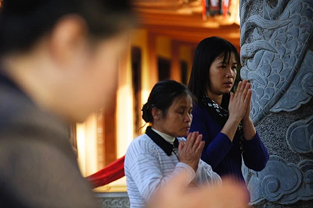 Tháp Báo Ân được xây dựng theo mẫu thiết kế của các kiến trúc sư Việt Nam nổi tiếng và có tham khảo ý kiến của kiến trúc sư Nhật Bản. Tháp được xây dựng trên nguyên tắc kiến trúc truyền thống Phật giáo Việt Nam, với nét đặc thù là được thiết trí theo hình Tháp Bát giác (theo giáo lý Bát Chính Đạo). Cửa tháp mở ra theo 4 phương: Đông, Tây, Nam, Bắc. Bên trong Tháp tôn trí 104 tượng Đức Phật Thích Ca Mâu Ni bằng đồng ngồi trên bệ đá, nhằm thể hiện trọn vẹn tinh thần bình đẳng trong giáo pháp của Người. Những pho tượng Phật trong tháp được kiến tạo theo 3 dạng kết cấu khác nhau, với chiều cao và trọng lượng tỉ lệ với các tầng của tháp. Tầng 1 của tháp còn tôn trí 4 tượng Tứ trấn Thiên Vương (Đông phương: Trì Quốc Thiên Vương; Nam phương: Tăng Trưởng Thiên Vương; Tây phương: Quảng Mục Thiên Vương; Bắc phương: Đa Văn Thiên Vương). Các bức tượng được tạc bằng đá, cao 3,5m. Trên 8 cửa ở tầng 1 của tháp Báo Ân có treo 8 pho sách (cuốn thư) được đúc bằng đồng, mỗi cuốn nặng 250 kg, có chạm nổi các thi phẩm – thiền kệ của các bậc cao tăng Việt Nam đương đại. Toàn bộ tầng 1 của tháp được ốp bằng đá Thanh Hóa, từ sàn, tường đến lan can, đặc biệt là những hàng cột đá cao 7m được thực hiện bởi nhóm thợ đá giỏi của huyện Ý Yên – Nam Định. Bên cạnh tháp là 18 pho tượng La Hán ngồi thẳng hàng, mỗi tượng đều thể hiện đầy đủ sắc thái, cảm xúc khác nhau về những nỗi đau, sự khổ ải đè nặng lên kiếp sống hàng ngày của chúng sinh đang trầm luân trong luân hồi sinh tử. Tháp Báo Ân nhìn từ vườn chùa, hiện còn 6 ngôi tháp thờ chư vị tổ sư và giác linh, trong đó có những ngôi tháp cổ: Linh Quang thờ Thiền Sư Tính Tuyên; Từ Quang thờ thiền sư Chiếu Sửu – Trí Điển. Tháp Báo Ân nhìn từ Quan Âm viên, nơi tôn trí bởi 45 pho tượng khác nhau gồm chính thân, 32 hóa thân theo phẩm Phổ Môn trong kinh Diệu Pháp Liên Hoa và 12 đại nguyện của Đức Quán Thế Âm Bồ Tát. Những pho tượng này nhằm nói lên tinh thần cứu khổ, ban vui của Bồ Tát Quán Thế Âm cho tất cả chúng sinh trong thế giới. Tháp Báo Ân nhìn từ tháp chuông chùa Bằng A, nơi còn lưu giữ Đại hồng chung (chuông chiêu mộ) được đúc năm 1837. Đây là quả chuông to nhất vùng thời đó, được nhân dân ca ngợi qua câu: “Chuông Bằng, trống Lủ, mõ Đình Công, cồng làng Sét”. Trong khuôn viên chùa Bằng A còn có một hồ nước hình vuông, giữa hồ tôn trí tượng Đức Quán Thế Âm Bồ Tát hướng vế phía tháp Báo Ân. Tháp Báo Ân hiện giữ 2 kỷ lục ở Việt Nam: kỷ lục tháp Phật giáo cao nhất Việt Nam và tháp có nhiều tượng Phật bằng đồng nhất Việt Nam. Đại bảo tháp Báo Ân đã trở thành một điểm đến tâm linh đầy ý nghĩa trong những ngày đầu năm Tân Mão đối với nhiều Phật tử trong và ngoài Hà Nội.