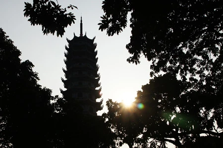 Tháp Báo Ân được xây dựng theo mẫu thiết kế của các kiến trúc sư Việt Nam nổi tiếng và có tham khảo ý kiến của kiến trúc sư Nhật Bản. Tháp được xây dựng trên nguyên tắc kiến trúc truyền thống Phật giáo Việt Nam, với nét đặc thù là được thiết trí theo hình Tháp Bát giác (theo giáo lý Bát Chính Đạo). Cửa tháp mở ra theo 4 phương: Đông, Tây, Nam, Bắc. Bên trong Tháp tôn trí 104 tượng Đức Phật Thích Ca Mâu Ni bằng đồng ngồi trên bệ đá, nhằm thể hiện trọn vẹn tinh thần bình đẳng trong giáo pháp của Người. Những pho tượng Phật trong tháp được kiến tạo theo 3 dạng kết cấu khác nhau, với chiều cao và trọng lượng tỉ lệ với các tầng của tháp. Tầng 1 của tháp còn tôn trí 4 tượng Tứ trấn Thiên Vương (Đông phương: Trì Quốc Thiên Vương; Nam phương: Tăng Trưởng Thiên Vương; Tây phương: Quảng Mục Thiên Vương; Bắc phương: Đa Văn Thiên Vương). Các bức tượng được tạc bằng đá, cao 3,5m. Trên 8 cửa ở tầng 1 của tháp Báo Ân có treo 8 pho sách (cuốn thư) được đúc bằng đồng, mỗi cuốn nặng 250 kg, có chạm nổi các thi phẩm – thiền kệ của các bậc cao tăng Việt Nam đương đại. Toàn bộ tầng 1 của tháp được ốp bằng đá Thanh Hóa, từ sàn, tường đến lan can, đặc biệt là những hàng cột đá cao 7m được thực hiện bởi nhóm thợ đá giỏi của huyện Ý Yên – Nam Định. Bên cạnh tháp là 18 pho tượng La Hán ngồi thẳng hàng, mỗi tượng đều thể hiện đầy đủ sắc thái, cảm xúc khác nhau về những nỗi đau, sự khổ ải đè nặng lên kiếp sống hàng ngày của chúng sinh đang trầm luân trong luân hồi sinh tử. Tháp Báo Ân nhìn từ vườn chùa, hiện còn 6 ngôi tháp thờ chư vị tổ sư và giác linh, trong đó có những ngôi tháp cổ: Linh Quang thờ Thiền Sư Tính Tuyên; Từ Quang thờ thiền sư Chiếu Sửu – Trí Điển. Tháp Báo Ân nhìn từ Quan Âm viên, nơi tôn trí bởi 45 pho tượng khác nhau gồm chính thân, 32 hóa thân theo phẩm Phổ Môn trong kinh Diệu Pháp Liên Hoa và 12 đại nguyện của Đức Quán Thế Âm Bồ Tát. Những pho tượng này nhằm nói lên tinh thần cứu khổ, ban vui của Bồ Tát Quán Thế Âm cho tất cả chúng sinh trong thế giới. Tháp Báo Ân nhìn từ tháp chuông chùa Bằng A, nơi còn lưu giữ Đại hồng chung (chuông chiêu mộ) được đúc năm 1837. Đây là quả chuông to nhất vùng thời đó, được nhân dân ca ngợi qua câu: “Chuông Bằng, trống Lủ, mõ Đình Công, cồng làng Sét”. Trong khuôn viên chùa Bằng A còn có một hồ nước hình vuông, giữa hồ tôn trí tượng Đức Quán Thế Âm Bồ Tát hướng vế phía tháp Báo Ân. Tháp Báo Ân hiện giữ 2 kỷ lục ở Việt Nam: kỷ lục tháp Phật giáo cao nhất Việt Nam và tháp có nhiều tượng Phật bằng đồng nhất Việt Nam. Đại bảo tháp Báo Ân đã trở thành một điểm đến tâm linh đầy ý nghĩa trong những ngày đầu năm Tân Mão đối với nhiều Phật tử trong và ngoài Hà Nội.