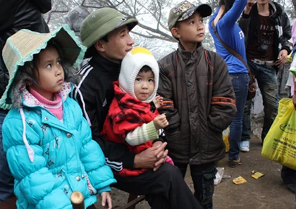 Quảng Ninh: Du khách giành nhau "từng centimet" lên chùa Đồng - Yên Tử ảnh 12