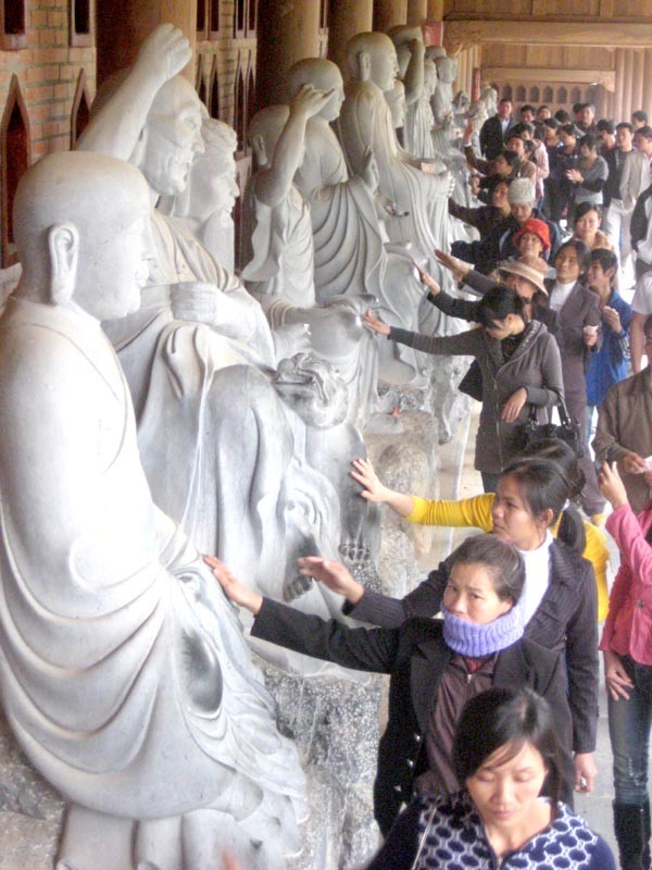 Không ai bảo ai, tất cả cùng sờ tượng La Hán. Không ai bảo ai, tất cả cùng sờ tượng La Hán.