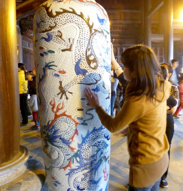 "Nghiên cứu" các đường nét hoa văn nổi trên thân lọ lục bình cao hơn 3m đặt tại Điện Quan Thế Âm Bồ Tát.