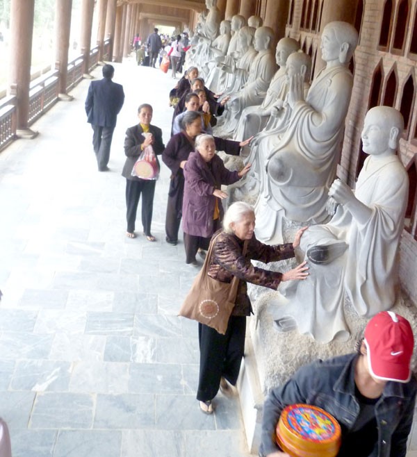 Những cụ già hành hương về đây cũng cố gắng sờ tận tay từng pho tượng. Những cụ già hành hương về đây cũng cố gắng sờ tận tay từng pho tượng.