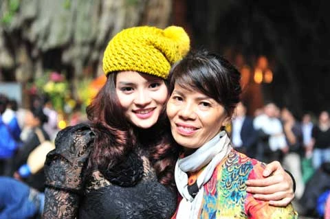 Vũ Thu Phương vãn cảnh Chùa Hương cùng mẹ. Với người đẹp này mẹ luôn là thần tượng, là người có ảnh hưởng lớn đối với công việc cũng như cuộc sống của cô