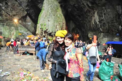 Phương cho biết dù bận rộn với lịch quay "Hoàng tủ ăn may" nhưng cô vẫn tranh thủ sắp xếp thời gian để cùng gia đình có những khoảng thời gian sum vầy, thảnh thơi thăm thú mọi nơi. Phương cho biết dù bận rộn với lịch quay