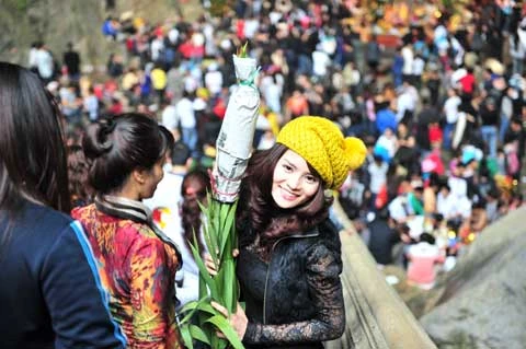 Đây là lần thứ hai Phương đến thăm chùa Hương và cô rất thích cảm giác được tự leo bộ lên tận động Hương Tích