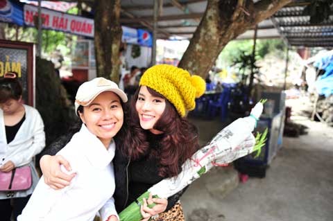 Một số khán giả nhận ra Vũ Thu Phương nên không bỏ lỡ cơ hội chụp ảnh với cô Một số khán giả nhận ra Vũ Thu Phương nên không bỏ lỡ cơ hội chụp ảnh với thần tượng của mình