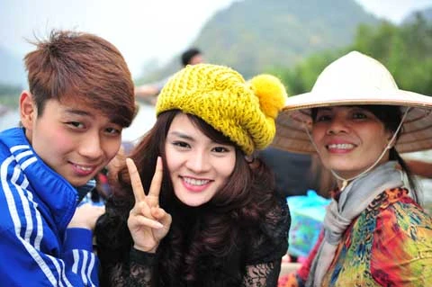 Đến chùa Hương, siêu mẫu rất thích cảm giác đi thuyền trên sông nước