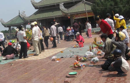 Thiếu chỗ thắp hương dưới chân Phật Bà, du khách mạnh ai nấy bày biện ra sân cúng.