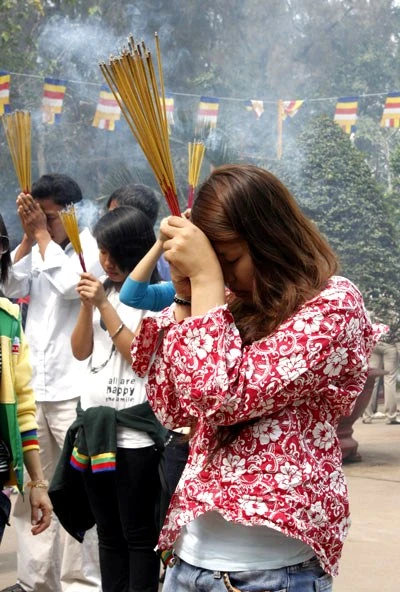 Bắt đầu từ ngày 13/2, chùa Phật Cô Đơn đã chật kín lượng người đổ về. Những người đến đây cho biết, do ngôi chùa có tên gọi độc đáo “Chùa cô đơn” nên họ tìm đến đây cầu khẩn hy vọng Đức Phật sẽ hiển linh giúp họ tìm được một nửa còn lại. Ngoài việc đến cầu mong tình duyên, họ còn đến xin giải hạn, xem bói, xem tướng số… Nhiều người đến đăng ký lễ "cắt duyên tiền kiếp" vì tin rằng kiếp này mình khó có người yêu là do nợ tình kiếp trước vẫn chưa trả hết. Rất nhiều chàng trai, cô gái trẻ lễ chùa dâng hương. Các mẹ dẫn theo con gái cũng thành tâm cầu khấn. Cô gái trẻ thành kính dâng hương trước tượng Phật. Còn bạn gái này âm thầm tìm đến với tượng Bồ tát khuất sau ngôi chùa để cầu nguyện. Chàng trai quỳ khá lâu dưới chân tượng Phật... Sân chùa luôn đông nghịt khách. Nhà sư trụ trì chùa cho biết, trước năm 1975, nơi đây là vùng chiến sự. Bom Mỹ phá nát chùa Thanh Tâm cạnh đó, dân chúng bị đưa đi tứ tán, riêng tượng Phật ngồi lại một mình. Đó là tượng Thích Ca Mâu Ni (vì thế người dân địa phương gọi là tượng Phật cô đơn), cao 4,8 mét, ngang 4 mét, được đúc từ chùa Xá Lợi và đưa về an vị từ năm 1957.