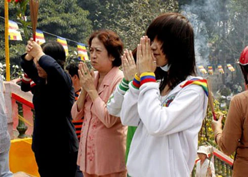 Bắt đầu từ ngày 13/2, chùa Phật Cô Đơn đã chật kín lượng người đổ về. Những người đến đây cho biết, do ngôi chùa có tên gọi độc đáo “Chùa cô đơn” nên họ tìm đến đây cầu khẩn hy vọng Đức Phật sẽ hiển linh giúp họ tìm được một nửa còn lại. Ngoài việc đến cầu mong tình duyên, họ còn đến xin giải hạn, xem bói, xem tướng số… Nhiều người đến đăng ký lễ "cắt duyên tiền kiếp" vì tin rằng kiếp này mình khó có người yêu là do nợ tình kiếp trước vẫn chưa trả hết. Rất nhiều chàng trai, cô gái trẻ lễ chùa dâng hương. Các mẹ dẫn theo con gái cũng thành tâm cầu khấn. Cô gái trẻ thành kính dâng hương trước tượng Phật. Còn bạn gái này âm thầm tìm đến với tượng Bồ tát khuất sau ngôi chùa để cầu nguyện. Chàng trai quỳ khá lâu dưới chân tượng Phật... Sân chùa luôn đông nghịt khách. Nhà sư trụ trì chùa cho biết, trước năm 1975, nơi đây là vùng chiến sự. Bom Mỹ phá nát chùa Thanh Tâm cạnh đó, dân chúng bị đưa đi tứ tán, riêng tượng Phật ngồi lại một mình. Đó là tượng Thích Ca Mâu Ni (vì thế người dân địa phương gọi là tượng Phật cô đơn), cao 4,8 mét, ngang 4 mét, được đúc từ chùa Xá Lợi và đưa về an vị từ năm 1957.