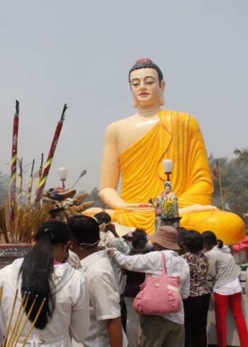 Bắt đầu từ ngày 13/2, chùa Phật Cô Đơn đã chật kín lượng người đổ về. Những người đến đây cho biết, do ngôi chùa có tên gọi độc đáo “Chùa cô đơn” nên họ tìm đến đây cầu khẩn hy vọng Đức Phật sẽ hiển linh giúp họ tìm được một nửa còn lại. Ngoài việc đến cầu mong tình duyên, họ còn đến xin giải hạn, xem bói, xem tướng số… Nhiều người đến đăng ký lễ "cắt duyên tiền kiếp" vì tin rằng kiếp này mình khó có người yêu là do nợ tình kiếp trước vẫn chưa trả hết. Rất nhiều chàng trai, cô gái trẻ lễ chùa dâng hương. Các mẹ dẫn theo con gái cũng thành tâm cầu khấn. Cô gái trẻ thành kính dâng hương trước tượng Phật. Còn bạn gái này âm thầm tìm đến với tượng Bồ tát khuất sau ngôi chùa để cầu nguyện. Chàng trai quỳ khá lâu dưới chân tượng Phật... Sân chùa luôn đông nghịt khách. Nhà sư trụ trì chùa cho biết, trước năm 1975, nơi đây là vùng chiến sự. Bom Mỹ phá nát chùa Thanh Tâm cạnh đó, dân chúng bị đưa đi tứ tán, riêng tượng Phật ngồi lại một mình. Đó là tượng Thích Ca Mâu Ni (vì thế người dân địa phương gọi là tượng Phật cô đơn), cao 4,8 mét, ngang 4 mét, được đúc từ chùa Xá Lợi và đưa về an vị từ năm 1957. Bắt đầu từ ngày 13/2, chùa Phật Cô Đơn đã chật kín lượng người đổ về. Những người đến đây cho biết, do ngôi chùa có tên gọi độc đáo “Chùa cô đơn” nên họ tìm đến đây cầu khẩn hy vọng Đức Phật sẽ hiển linh giúp họ tìm được một nửa còn lại. Ngoài việc đến cầu mong tình duyên, họ còn đến xin giải hạn, xem bói, xem tướng số… Nhiều người đến đăng ký lễ "cắt duyên tiền kiếp" vì tin rằng kiếp này mình khó có người yêu là do nợ tình kiếp trước vẫn chưa trả hết. Rất nhiều chàng trai, cô gái trẻ lễ chùa dâng hương. Các mẹ dẫn theo con gái cũng thành tâm cầu khấn. Cô gái trẻ thành kính dâng hương trước tượng Phật. Còn bạn gái này âm thầm tìm đến với tượng Bồ tát khuất sau ngôi chùa để cầu nguyện. Chàng trai quỳ khá lâu dưới chân tượng Phật... Sân chùa luôn đông nghịt khách. Nhà sư trụ trì chùa cho biết, trước năm 1975, nơi đây là vùng chiến sự. Bom Mỹ phá nát chùa Thanh Tâm cạnh đó, dân chúng bị đưa đi tứ tán, riêng tượng Phật ngồi lại một mình. Đó là tượng Thích Ca Mâu Ni (vì thế người dân địa phương gọi là tượng Phật cô đơn), cao 4,8 mét, ngang 4 mét, được đúc từ chùa Xá Lợi và đưa về an vị từ năm 1957.