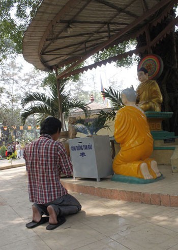 Bắt đầu từ ngày 13/2, chùa Phật Cô Đơn đã chật kín lượng người đổ về. Những người đến đây cho biết, do ngôi chùa có tên gọi độc đáo “Chùa cô đơn” nên họ tìm đến đây cầu khẩn hy vọng Đức Phật sẽ hiển linh giúp họ tìm được một nửa còn lại. Ngoài việc đến cầu mong tình duyên, họ còn đến xin giải hạn, xem bói, xem tướng số… Nhiều người đến đăng ký lễ "cắt duyên tiền kiếp" vì tin rằng kiếp này mình khó có người yêu là do nợ tình kiếp trước vẫn chưa trả hết. Rất nhiều chàng trai, cô gái trẻ lễ chùa dâng hương. Các mẹ dẫn theo con gái cũng thành tâm cầu khấn. Cô gái trẻ thành kính dâng hương trước tượng Phật. Còn bạn gái này âm thầm tìm đến với tượng Bồ tát khuất sau ngôi chùa để cầu nguyện. Chàng trai quỳ khá lâu dưới chân tượng Phật... Sân chùa luôn đông nghịt khách. Nhà sư trụ trì chùa cho biết, trước năm 1975, nơi đây là vùng chiến sự. Bom Mỹ phá nát chùa Thanh Tâm cạnh đó, dân chúng bị đưa đi tứ tán, riêng tượng Phật ngồi lại một mình. Đó là tượng Thích Ca Mâu Ni (vì thế người dân địa phương gọi là tượng Phật cô đơn), cao 4,8 mét, ngang 4 mét, được đúc từ chùa Xá Lợi và đưa về an vị từ năm 1957. Bắt đầu từ ngày 13/2, chùa Phật Cô Đơn đã chật kín lượng người đổ về. Những người đến đây cho biết, do ngôi chùa có tên gọi độc đáo “Chùa cô đơn” nên họ tìm đến đây cầu khẩn hy vọng Đức Phật sẽ hiển linh giúp họ tìm được một nửa còn lại. Ngoài việc đến cầu mong tình duyên, họ còn đến xin giải hạn, xem bói, xem tướng số… Nhiều người đến đăng ký lễ "cắt duyên tiền kiếp" vì tin rằng kiếp này mình khó có người yêu là do nợ tình kiếp trước vẫn chưa trả hết. Rất nhiều chàng trai, cô gái trẻ lễ chùa dâng hương. Các mẹ dẫn theo con gái cũng thành tâm cầu khấn. Cô gái trẻ thành kính dâng hương trước tượng Phật. Còn bạn gái này âm thầm tìm đến với tượng Bồ tát khuất sau ngôi chùa để cầu nguyện. Chàng trai quỳ khá lâu dưới chân tượng Phật... Sân chùa luôn đông nghịt khách. Nhà sư trụ trì chùa cho biết, trước năm 1975, nơi đây là vùng chiến sự. Bom Mỹ phá nát chùa Thanh Tâm cạnh đó, dân chúng bị đưa đi tứ tán, riêng tượng Phật ngồi lại một mình. Đó là tượng Thích Ca Mâu Ni (vì thế người dân địa phương gọi là tượng Phật cô đơn), cao 4,8 mét, ngang 4 mét, được đúc từ chùa Xá Lợi và đưa về an vị từ năm 1957.