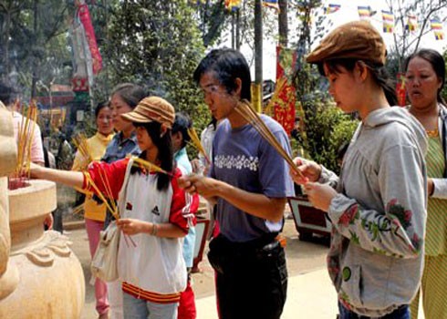 Bắt đầu từ ngày 13/2, chùa Phật Cô Đơn đã chật kín lượng người đổ về. Những người đến đây cho biết, do ngôi chùa có tên gọi độc đáo “Chùa cô đơn” nên họ tìm đến đây cầu khẩn hy vọng Đức Phật sẽ hiển linh giúp họ tìm được một nửa còn lại. Ngoài việc đến cầu mong tình duyên, họ còn đến xin giải hạn, xem bói, xem tướng số… Nhiều người đến đăng ký lễ "cắt duyên tiền kiếp" vì tin rằng kiếp này mình khó có người yêu là do nợ tình kiếp trước vẫn chưa trả hết. Rất nhiều chàng trai, cô gái trẻ lễ chùa dâng hương. Các mẹ dẫn theo con gái cũng thành tâm cầu khấn. Cô gái trẻ thành kính dâng hương trước tượng Phật. Còn bạn gái này âm thầm tìm đến với tượng Bồ tát khuất sau ngôi chùa để cầu nguyện. Chàng trai quỳ khá lâu dưới chân tượng Phật... Sân chùa luôn đông nghịt khách. Nhà sư trụ trì chùa cho biết, trước năm 1975, nơi đây là vùng chiến sự. Bom Mỹ phá nát chùa Thanh Tâm cạnh đó, dân chúng bị đưa đi tứ tán, riêng tượng Phật ngồi lại một mình. Đó là tượng Thích Ca Mâu Ni (vì thế người dân địa phương gọi là tượng Phật cô đơn), cao 4,8 mét, ngang 4 mét, được đúc từ chùa Xá Lợi và đưa về an vị từ năm 1957. Bắt đầu từ ngày 13/2, chùa Phật Cô Đơn đã chật kín lượng người đổ về. Những người đến đây cho biết, do ngôi chùa có tên gọi độc đáo “Chùa cô đơn” nên họ tìm đến đây cầu khẩn hy vọng Đức Phật sẽ hiển linh giúp họ tìm được một nửa còn lại. Ngoài việc đến cầu mong tình duyên, họ còn đến xin giải hạn, xem bói, xem tướng số… Nhiều người đến đăng ký lễ "cắt duyên tiền kiếp" vì tin rằng kiếp này mình khó có người yêu là do nợ tình kiếp trước vẫn chưa trả hết. Rất nhiều chàng trai, cô gái trẻ lễ chùa dâng hương. Các mẹ dẫn theo con gái cũng thành tâm cầu khấn. Cô gái trẻ thành kính dâng hương trước tượng Phật. Còn bạn gái này âm thầm tìm đến với tượng Bồ tát khuất sau ngôi chùa để cầu nguyện. Chàng trai quỳ khá lâu dưới chân tượng Phật... Sân chùa luôn đông nghịt khách. Nhà sư trụ trì chùa cho biết, trước năm 1975, nơi đây là vùng chiến sự. Bom Mỹ phá nát chùa Thanh Tâm cạnh đó, dân chúng bị đưa đi tứ tán, riêng tượng Phật ngồi lại một mình. Đó là tượng Thích Ca Mâu Ni (vì thế người dân địa phương gọi là tượng Phật cô đơn), cao 4,8 mét, ngang 4 mét, được đúc từ chùa Xá Lợi và đưa về an vị từ năm 1957.