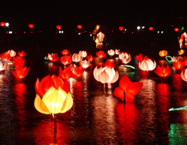 Thả hoa đăng trong ngày rằm tháng Giêng