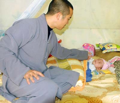 Sư thầy làm "cha" bảy đứa trẻ ảnh 1