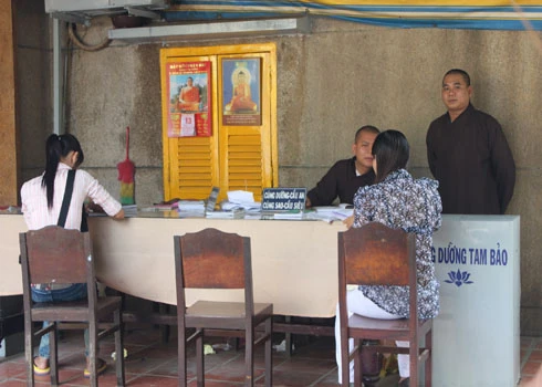 Bắt đầu từ ngày 13/2, chùa Phật Cô Đơn đã chật kín lượng người đổ về. Những người đến đây cho biết, do ngôi chùa có tên gọi độc đáo “Chùa cô đơn” nên họ tìm đến đây cầu khẩn hy vọng Đức Phật sẽ hiển linh giúp họ tìm được một nửa còn lại. Ngoài việc đến cầu mong tình duyên, họ còn đến xin giải hạn, xem bói, xem tướng số… Nhiều người đến đăng ký lễ "cắt duyên tiền kiếp" vì tin rằng kiếp này mình khó có người yêu là do nợ tình kiếp trước vẫn chưa trả hết. Rất nhiều chàng trai, cô gái trẻ lễ chùa dâng hương. Các mẹ dẫn theo con gái cũng thành tâm cầu khấn. Cô gái trẻ thành kính dâng hương trước tượng Phật. Còn bạn gái này âm thầm tìm đến với tượng Bồ tát khuất sau ngôi chùa để cầu nguyện. Chàng trai quỳ khá lâu dưới chân tượng Phật... Sân chùa luôn đông nghịt khách. Nhà sư trụ trì chùa cho biết, trước năm 1975, nơi đây là vùng chiến sự. Bom Mỹ phá nát chùa Thanh Tâm cạnh đó, dân chúng bị đưa đi tứ tán, riêng tượng Phật ngồi lại một mình. Đó là tượng Thích Ca Mâu Ni (vì thế người dân địa phương gọi là tượng Phật cô đơn), cao 4,8 mét, ngang 4 mét, được đúc từ chùa Xá Lợi và đưa về an vị từ năm 1957.