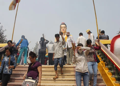 Đổ xô lễ chùa cầu duyên ảnh 9