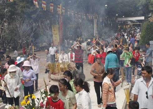 Đổ xô lễ chùa cầu duyên ảnh 10