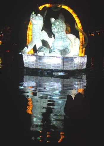 Hàng nghìn du khách trong và ngoài nước đổ về phố cổ Hội An (Quảng Nam) đêm 16/2 để dự lễ hội đèn lồng, thả hoa đăng cầu ước may mắn đầu xuân trên dòng sông Hoài thơ mộng. Đêm Nguyên tiêu, trời chưa tối, khắp các nẻo đường dẫn vào phố cổ Hội An đã lung linh muôn vàn đèn lồng. Dòng người rồng rắn tản bộ dọc Quảng trường Sông Hoài. Đứng lặng nhìn từng đôi tình nhân nâng niu hoa đăng trên tay bước lên chiếc ghe bên bờ sông Hoài, bà Iselin DiBaj, du khách đến từ Na Uy bồi hồi: “Tôi thấy hạnh phúc trong lần đầu tiên đến Việt Nam lại đúng vào dịp trăng tròn. Sông Hoài thật lãng mạn, tôi cứ ngỡ mình đang sống trong miền cổ tích”. Dọc theo sông Hoài, thỉnh thoảng du khách dừng lại trầm trồ, thích thú với các kiểu đèn lồng mang biểu tượng con mèo, phố cổ. Lần đầu đến Hội An vào dịp Nguyên tiêu, anh Trần Công Đức ở TP HCM thích thú chụp ảnh lưu niệm bên những chiếc lồng đèn độc đáo như “Mắt miêu mừng xuân”, “Mèo gánh xuân về phố cổ”, “Hoài Phố”. “Ngồi trên thuyền thong dong giữa dòng sông Hoài, lòng tôi cảm giác thật bình yên, nhẹ nhõm, bao nhiêu phiền toái như biến mất”, anh Đức nói. Du khách nước ngoài chụp ảnh lưu niệm tại một gian hàng bán đèn lồng truyền thống ở đường Nguyễn Phúc Tần, phố cổ Hội An (Quảng Nam) Du khách thích thú chụp ảnh bên đèn lồng mang biểu tượng con mèo bên bờ sông Hoài Các bạn trẻ làm duyên bên đèn lồng “Gánh xuân phố cổ” Đèn lồng đôi mèo soi bóng trên sông Hoài Du khách điệu đà bên quầy bán hoa đăng trong đêm rằm Nguyên tiêu Những người bán hoa đăng tạo thành một dải sáng lung linh bên sông Hoài Sông Hoài lấp lánh ánh đèn Đôi tình nhân người Australia hạnh phúc bên đóa hoa đăng Đôi vợ chồng sắp cưới lãng mạn bên nhau giữa ánh đèn lồng ở phố cổ Hội An đêm Nguyên tiêu. Ảnh: Trí Tín Chở vợ sắp cưới trên chiếc xe đạp vòng quanh phố cổ, anh Tuấn quê ở Đà Nẵng cho hay, suy nghĩ mãi cuối cùng cả hai quyết định chụp ảnh cưới ngoại cảnh, lưu lại khoảnh khắc đẹp của đời mình trong dịp rằm tháng Giêng tại phố cổ. “Hai đứa dắt nhau đi trên những ngõ phố rong rêu, đi thuyền thả hoa đăng cầu mong tình yêu luôn tỏa sáng như đêm rằm tháng Giêng này. Đây cũng là món quà tôi dành tặng người vợ sắp cưới của mình”, Tuấn thổ lộ. Ngoài lễ hội đèn lồng, ngồi trên thuyền thả hoa đăng gieo điều ước đầu xuân mới trên dòng sông Hoài, tại phố cổ, du khách còn được sống hoài niệm trong không gian nghệ thuật truyền thống như trò chơi dân gian đập niêu đậm hồn quê xứ Quảng, thưởng thức làn điệu dân ca bài chòi, đàn tranh, sáo trúc... Trao đổi với VnExpress.net, ông Trương Văn Bay, Phó Chủ tịch UBND thành phố Hội An cho biết, đây là năm thứ hai Hội An tổ chức lễ hội đèn lồng vào dịp đầu xuân, nhằm quảng bá hình ảnh phố cổ đến với bạn bè quốc tế.