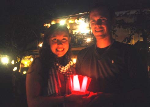 Đôi tình nhân đến từ Úc hạnh phúc bên đóa hoa đăng