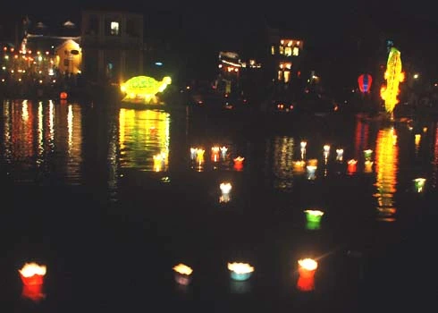 Tác phẩm đèn lồng “Hoài Phố”- biểu tượng của phố cổ Hội An soi bóng xuống sông Hoài về đêm.