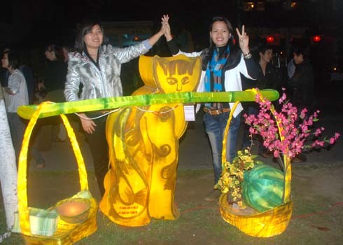 Các bạn trẻ làm duyên bên tác phẩm đèn lồng “Gánh xuân phố cổ”.