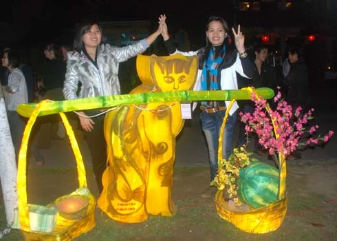 Các bạn trẻ làm duyên bên tác phẩm đèn lồng “Gánh xuân phố cổ”.