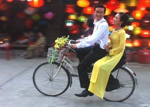 Đôi bạn trẻ đến từ Đà Nẵng đạp xe đùa vui ở phố cổ Hội An.