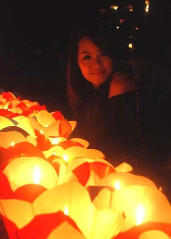 Du khách điệu đà bên quày bán hoa đăng trong đêm rằm Nguyên Tiêu