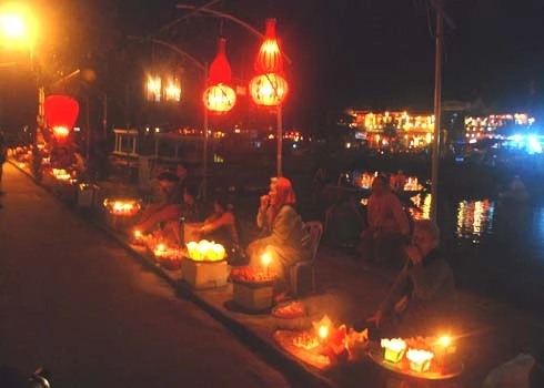 Một góc phố cổ sáng lung linh trong đêm rằm Nguyên Tiêu.