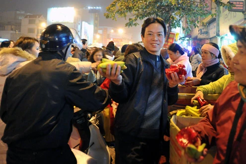 Cảnh đội mưa ngồi kín mít dài gần cây số tại tuyến đường Tây Sơn, gần Tổ đình Phúc Khánh lúc 19h tối 14/1 âm lịch Giao thông tắc nghẽn kéo dài trên tuyến đường này và một số phố giao nối Nhiều người che chắn tập thể bằng một tấm nylon dài, người chưa chuẩn bị đành ngồi đội mưa Tết Nguyên tiêu là ngày lễ thiêng đầu năm mới. Tục truyền, trong ngày rằm tháng Giêng, Đức Phật giáng lâm tại các chùa để chứng giám lòng thành của tín đồ Do đó ngày 14 hoặc chính rằm tháng Giêng, các đền, chùa trở nên quá tải. Tại Hà Nội, chùa Phúc Khánh nổi tiếng là nơi linh thiêng nhất nên thu hút rất đông người dân tới cầu phúc, cầu an Một trong những em bé theo mẹ đến ngồi hàng tiếng đồng hồ trên xe máy trong giá lạnh ngoài phố chờ làm lễ Dải phân cách tại lối lên cầu vượt Ngã Tư Sở cũng chật kín Một cô gái lặng lẽ mặc áo mưa, tay đi găng lầm rầm khấn vái Đứng tràn cả ra lòng đường, cậu thiếu niên này cũng chắp tay làm lễ như người lớn Hết giờ, ghế được giơ cao trên đầu trên đường về Niềm vui sau khi lễ bái thành công và được phát lộc của một người đàn ông Báo, giấy lót chỗ ngồi xả bừa bãi khiến tuyến đường tràn ngập rác