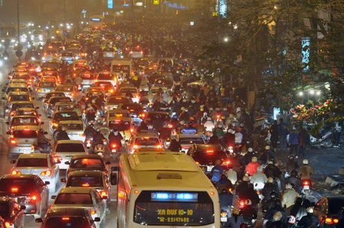 Cảnh đội mưa ngồi kín mít dài gần cây số tại tuyến đường Tây Sơn, gần Tổ đình Phúc Khánh lúc 19h tối 14/1 âm lịch Giao thông tắc nghẽn kéo dài trên tuyến đường này và một số phố giao nối Nhiều người che chắn tập thể bằng một tấm nylon dài, người chưa chuẩn bị đành ngồi đội mưa Tết Nguyên tiêu là ngày lễ thiêng đầu năm mới. Tục truyền, trong ngày rằm tháng Giêng, Đức Phật giáng lâm tại các chùa để chứng giám lòng thành của tín đồ Do đó ngày 14 hoặc chính rằm tháng Giêng, các đền, chùa trở nên quá tải. Tại Hà Nội, chùa Phúc Khánh nổi tiếng là nơi linh thiêng nhất nên thu hút rất đông người dân tới cầu phúc, cầu an Một trong những em bé theo mẹ đến ngồi hàng tiếng đồng hồ trên xe máy trong giá lạnh ngoài phố chờ làm lễ Dải phân cách tại lối lên cầu vượt Ngã Tư Sở cũng chật kín Một cô gái lặng lẽ mặc áo mưa, tay đi găng lầm rầm khấn vái Đứng tràn cả ra lòng đường, cậu thiếu niên này cũng chắp tay làm lễ như người lớn Hết giờ, ghế được giơ cao trên đầu trên đường về Niềm vui sau khi lễ bái thành công và được phát lộc của một người đàn ông Báo, giấy lót chỗ ngồi xả bừa bãi khiến tuyến đường tràn ngập rác