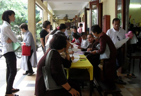 Phật tử đăng ký cầu an, cầu phúc tại chùa Vĩnh Nghiêm (quận 3, TP.HCM).