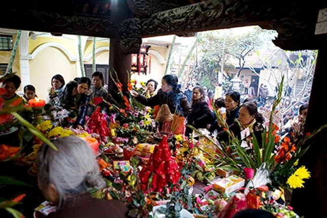 Các chùa ở Hà Nội rộn ràng không khí đón rằm tháng Giêng.