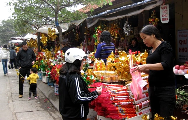 “Lá ngọc cành vàng”, nhang khói tràn ngập tại các cổng chùa