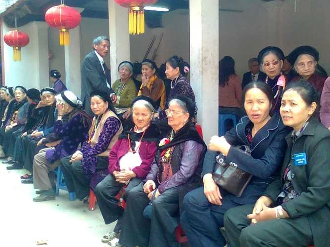 Không chỉ các cụ già mới tìm đến cửa Phật…