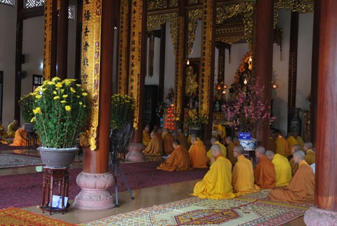 Không gian bao trùm bởi tiếng mõ, tiếng tụng kinh của tăng ni. Ảnh: Quỳnh Thi Ảnh: Quỳnh Thi