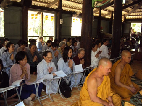 Cùng hướng lên Tam bảo tụng kinh. Ảnh: Pháp viện Minh Đăng Quang cung cấp