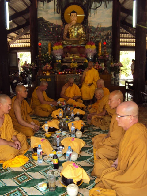 Sư thầy, sư cô dùng bữa. Ảnh: Pháp viện Minh Đăng Quang cung cấp