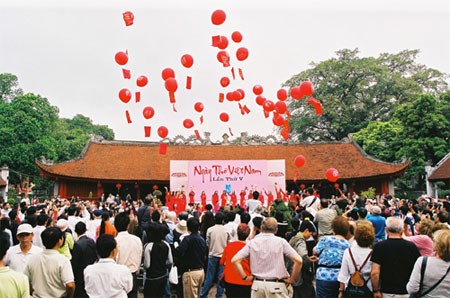 Ngày thơ Việt Nam - nét đẹp văn hóa của Lễ hội rằm tháng Giêng của người Việt... Ngày thơ Việt Nam - nét đẹp văn hóa của Lễ hội rằm tháng Giêng của người Việt...