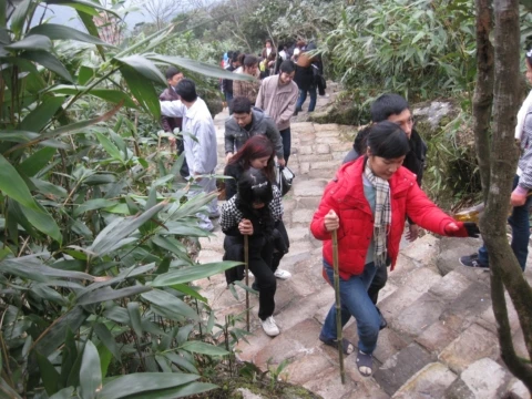 Một vài lưu ý sức khỏe khi đi lễ chùa đầu năm ảnh 1