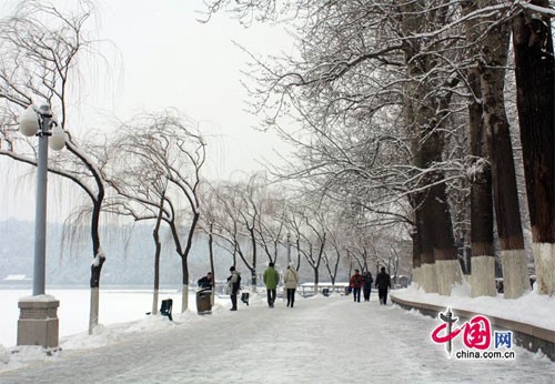 Tuyết ngập trắng Cung điện Mùa hè