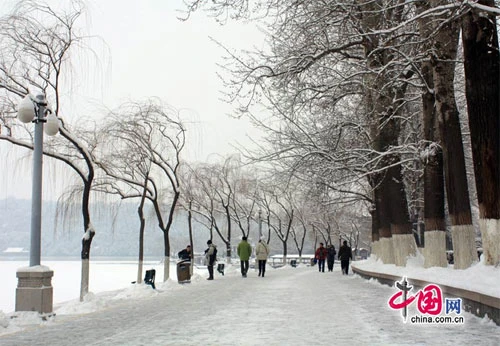 Tuyết ngập trắng Cung điện Mùa hè